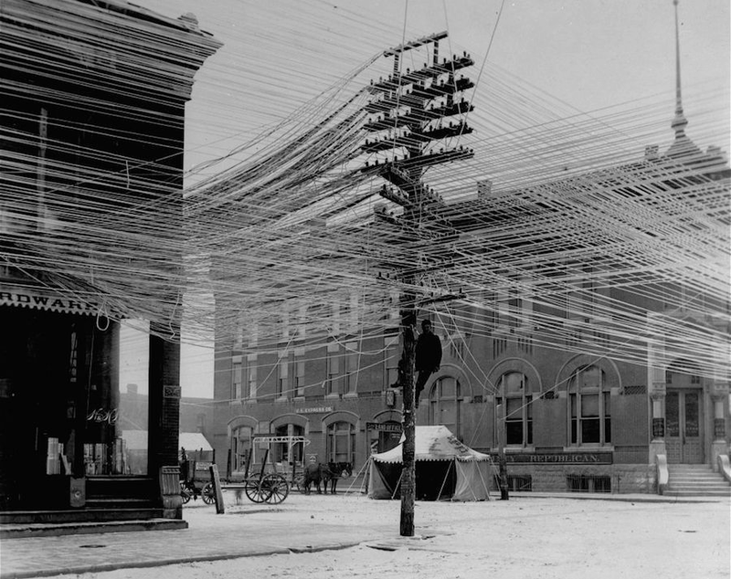 Illustration for article titled Photos from the Days When Thousands of Cables Crowded the Skies